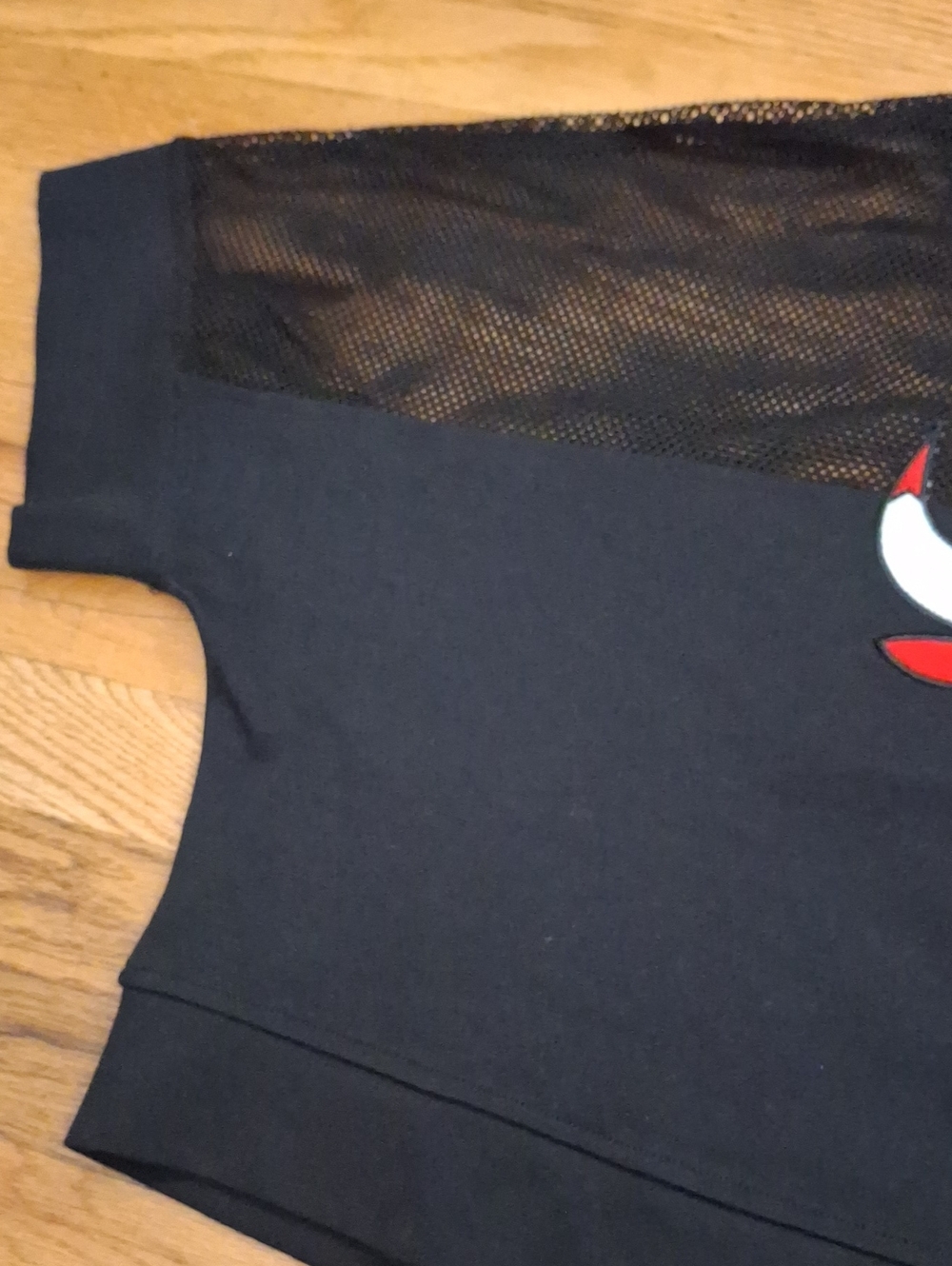 Fisll Bulls Black & Red Mesh Crop Top_1 - Picture 4 of 7